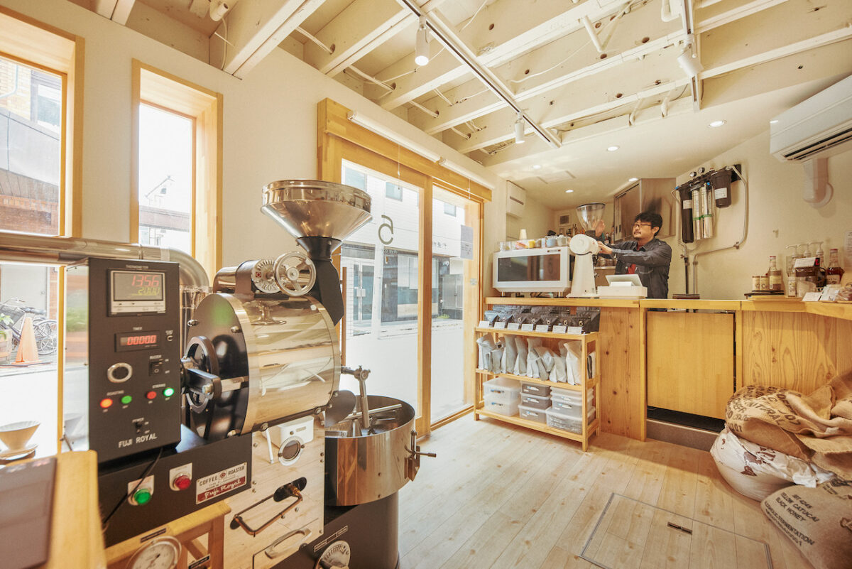 スペシャルティコーヒーを提供する日本にあるFIVE COFFEE STAND&ROASTERYの店内