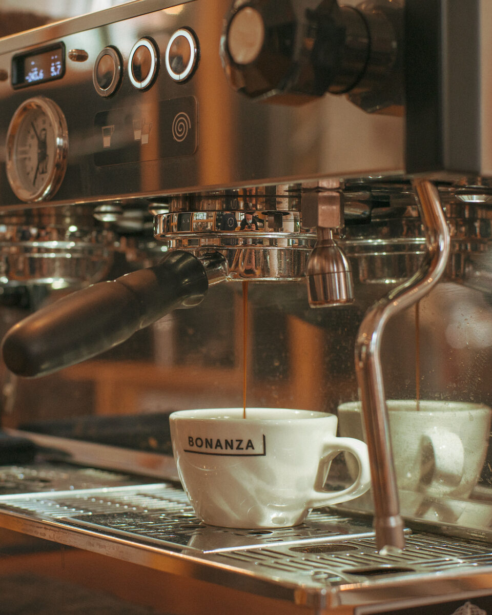 ベルリンにあるBonanza Coffee Roastersでスペシャルティコーヒーを淹れる
