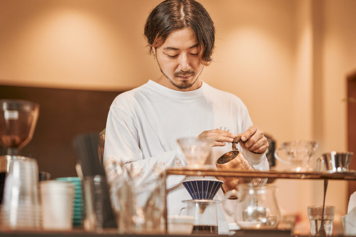 Brewing specialty coffee at IMOM COFFEE ROASTERS in Japan 01