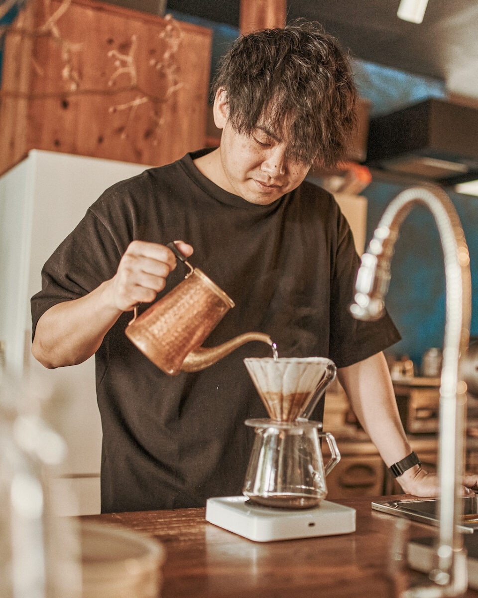 福岡にあるKUROMON COFFEEでスペシャルティコーヒーをバリスタが抽出