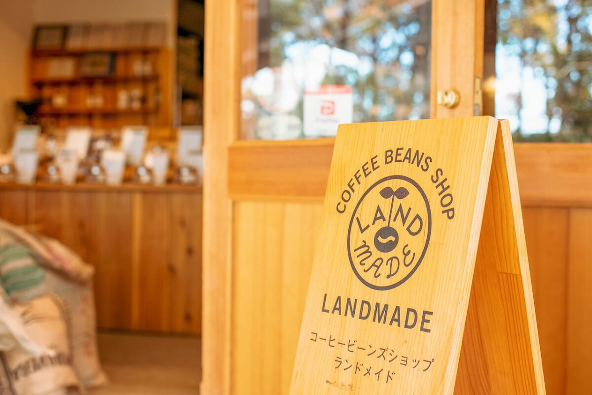 スペシャルティコーヒーを提供する神戸にあるLANDMADEのロゴ・看板