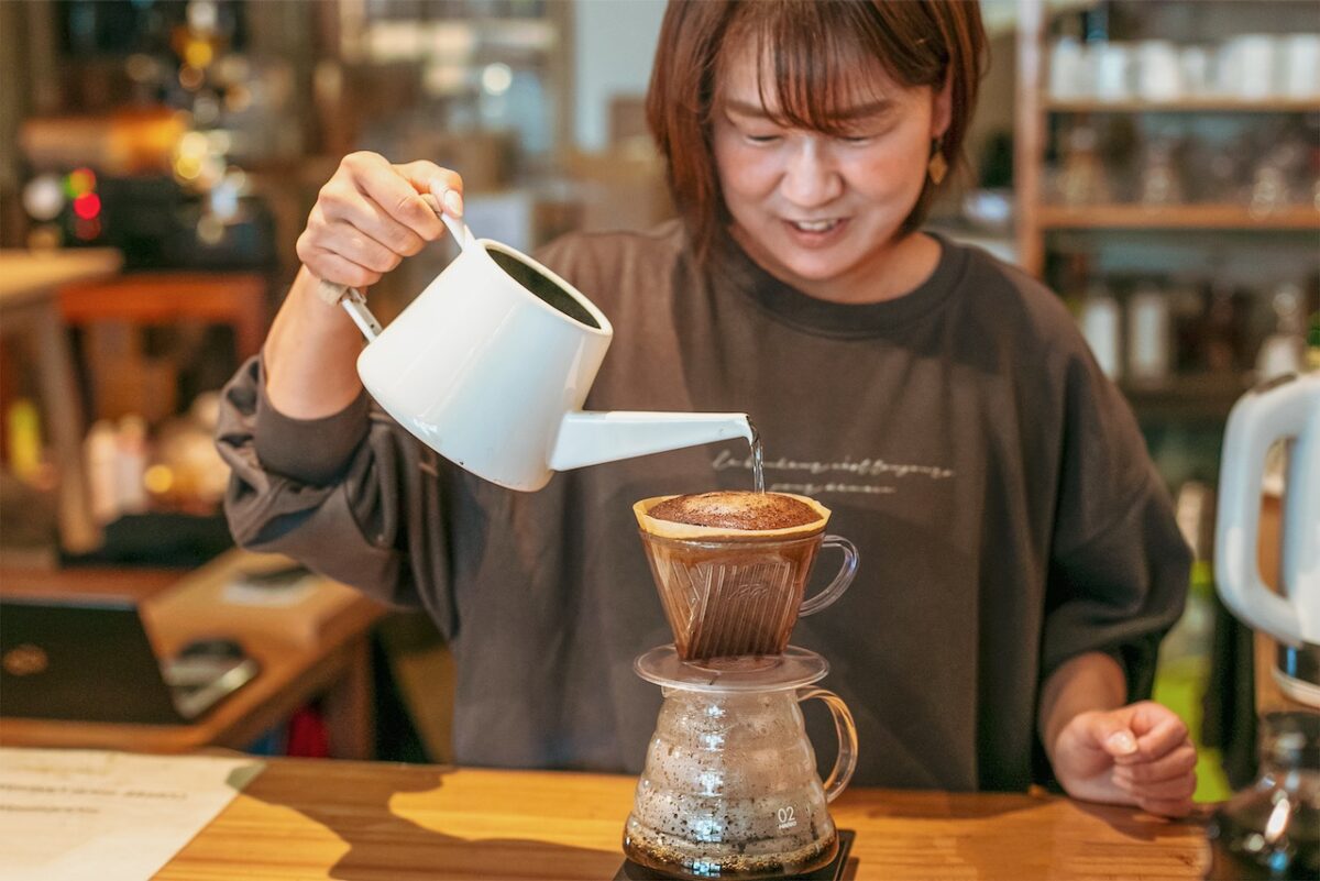 神戸にあるLANDMADEでスペシャルティコーヒーをバリスタが抽出