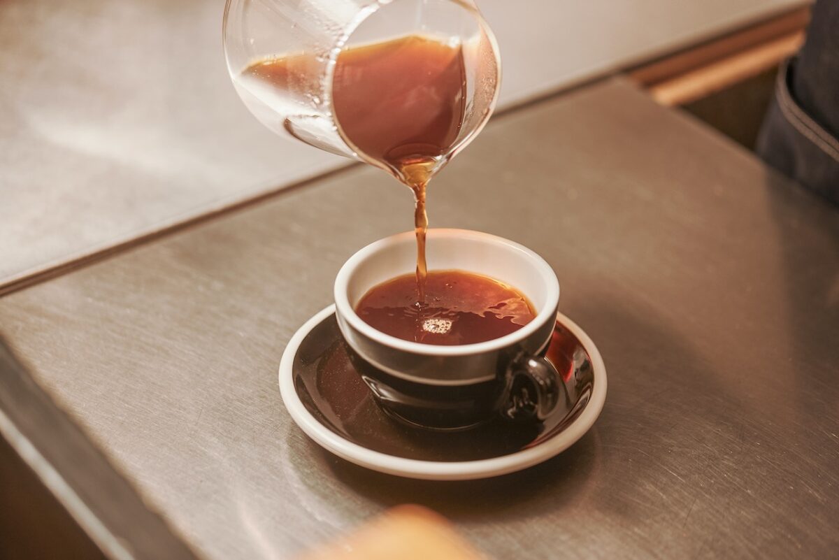 東京にあるBE A GOOD NEIGHBOR COFFEE KIOSKでスペシャルティコーヒーを淹れる