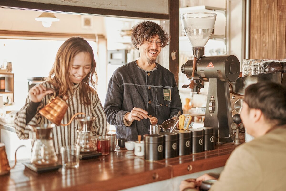 スペシャルティコーヒーを提供する熊本にあるGluck Coffee Spotの接客風景