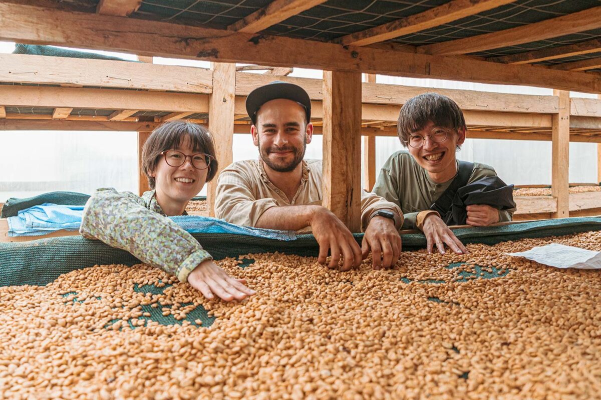 Yudai and Yuri Hashimoto of COFFEEMAN good in Japan speaking with Bolivia producer 01