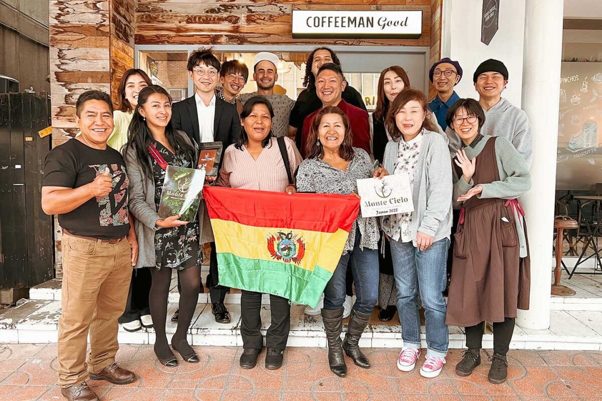 Yudai and Yuri Hashimoto of COFFEEMAN good in Japan speaking with Bolivia producers