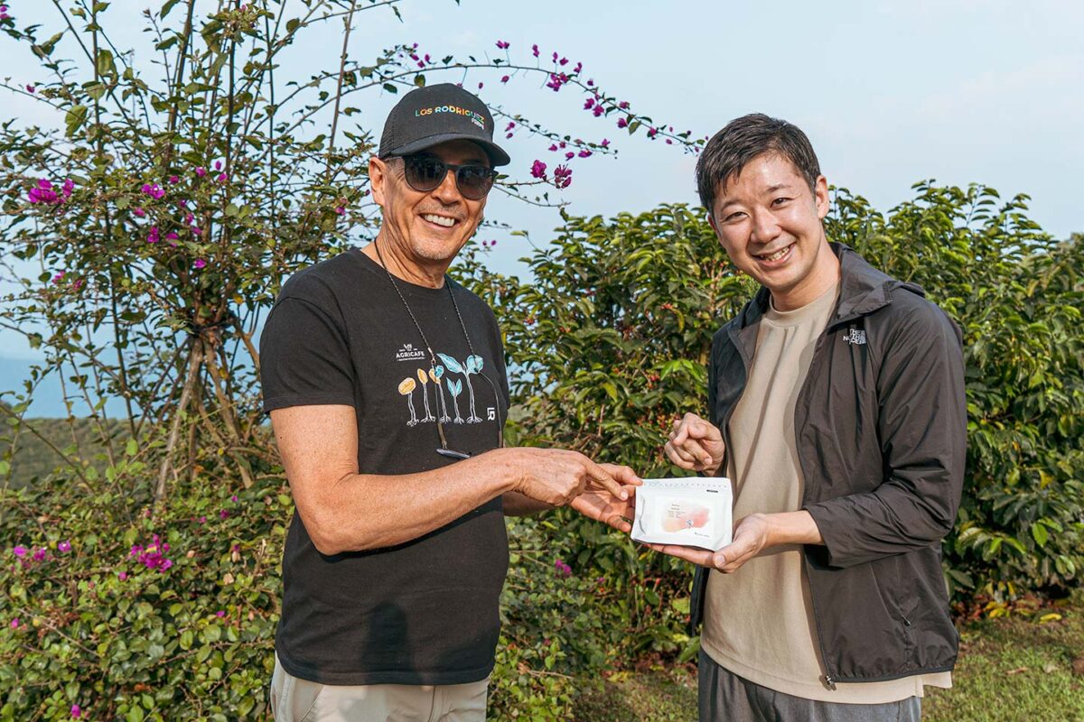 Yusuke Matsuki of KEYAKI COFFEE in Japan speaking with Bolivia producer