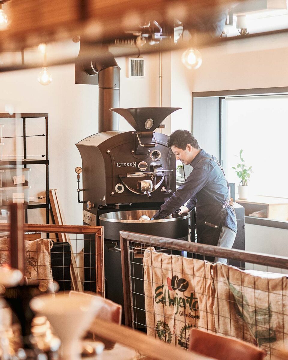 Yusuke Matsuki serving specialty coffee at KEYAKI COFFEE in Japan 02