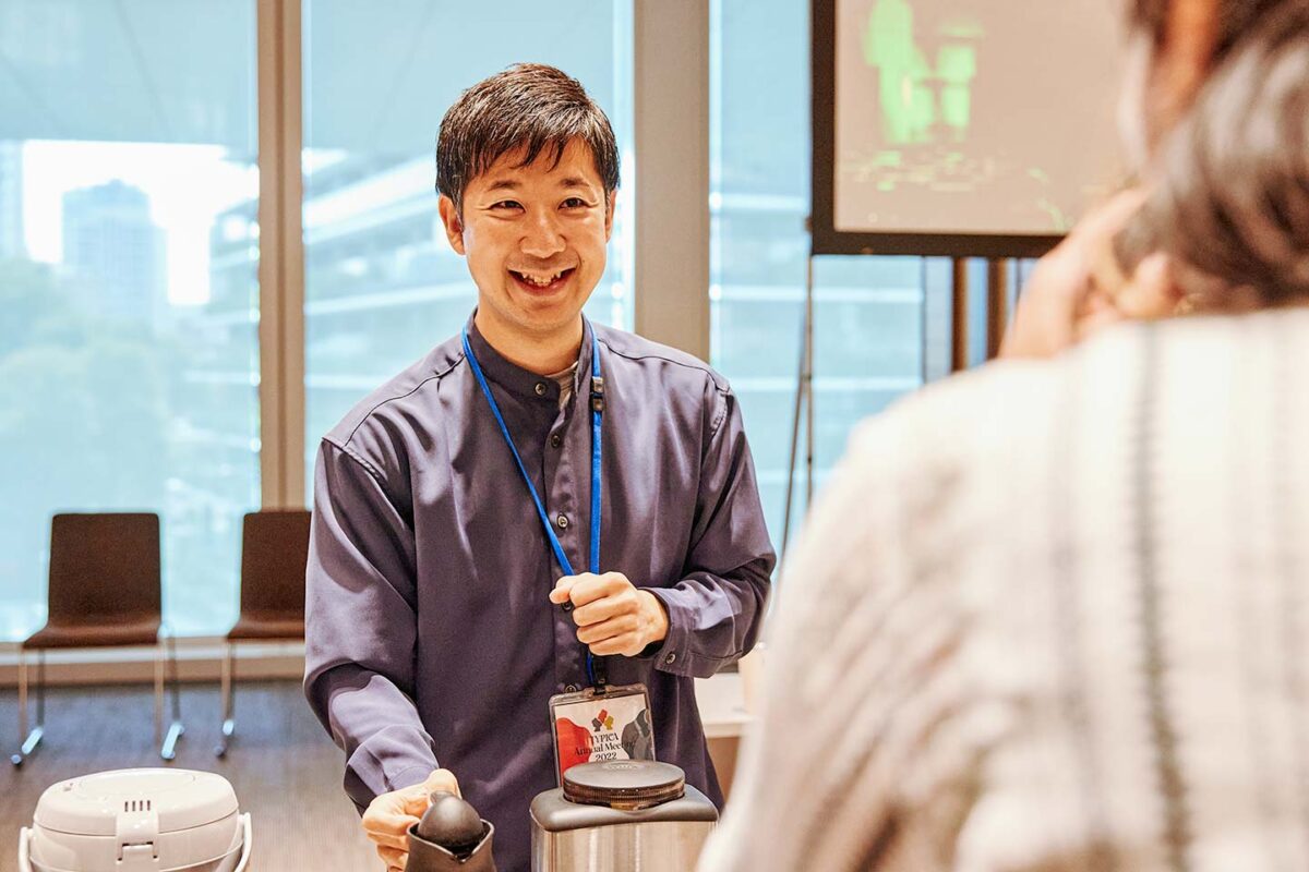 Yusuke Matsuki serving specialty coffee at KEYAKI COFFEE in Japan 04