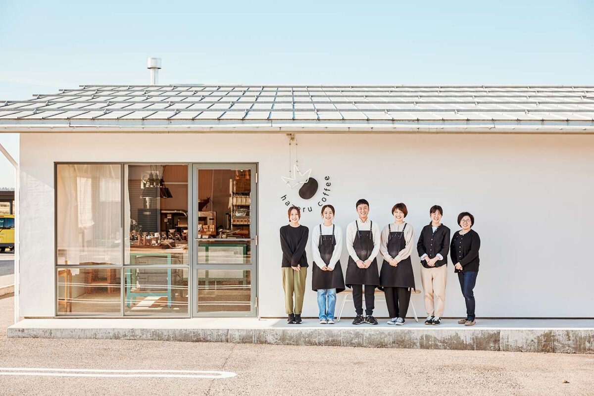 日本・富山でスペシャルティコーヒー店を営むhazeru coffeeの窪田さんとスタッフ01