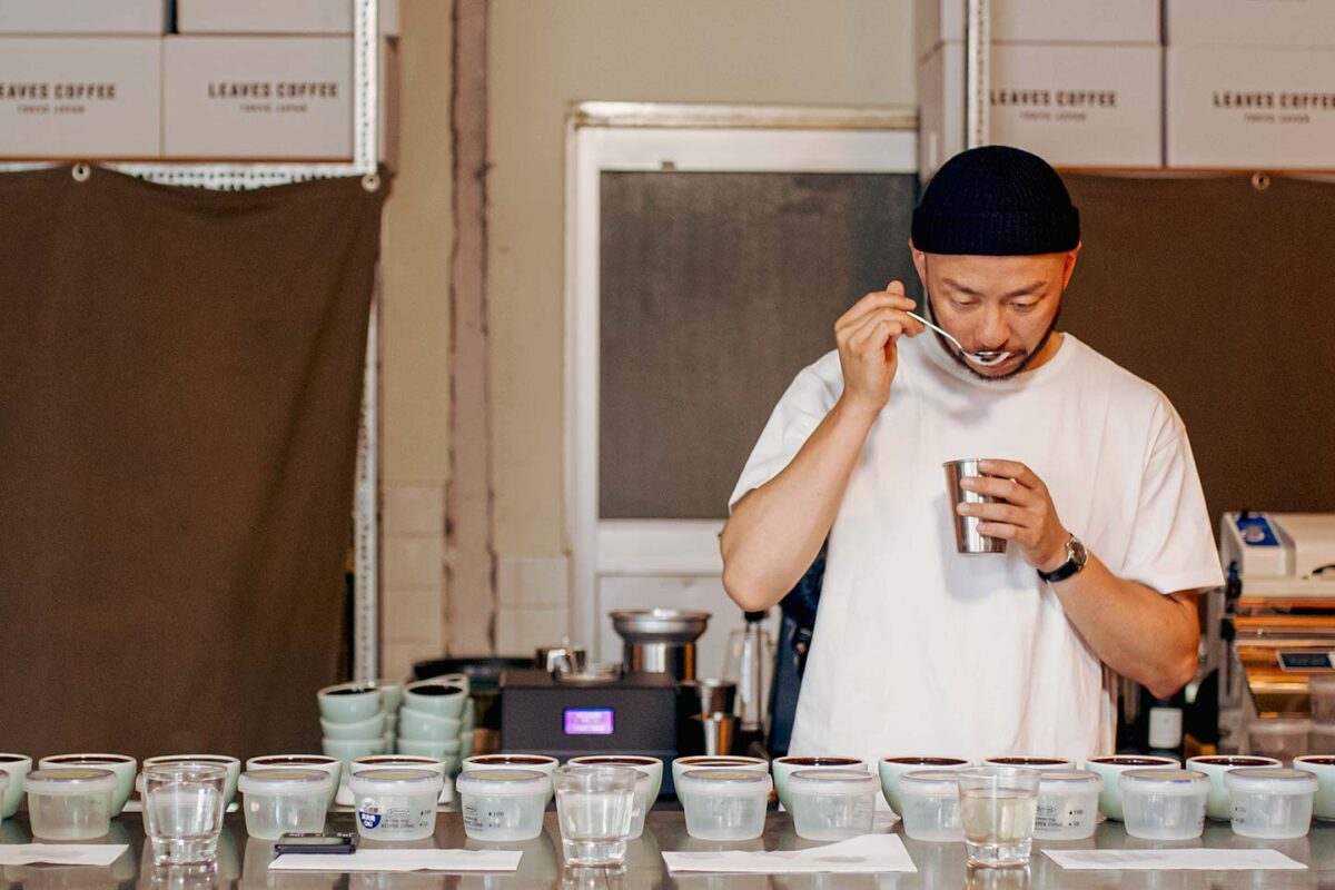 日本・東京でスペシャルティコーヒー店・LEAVES COFFEE ROASTERSを営む石井さんがカッピング
