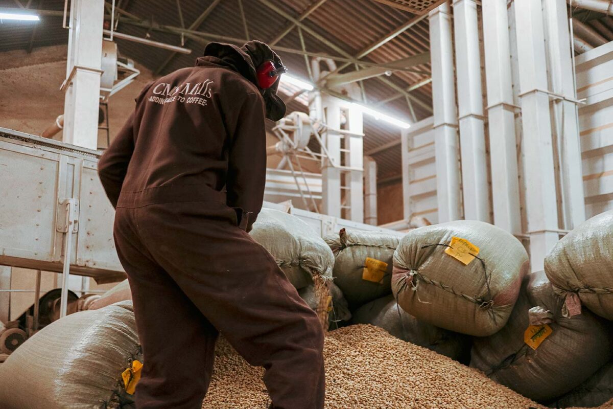 ケニアでスペシャルティコーヒーを生産するSakami Coffeeがコーヒーを精製