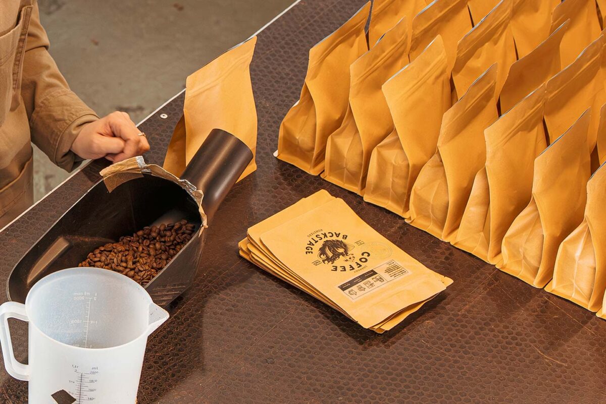 スペシャルティコーヒーを提供するリトアニアのBackstage Roastersでパッケージング