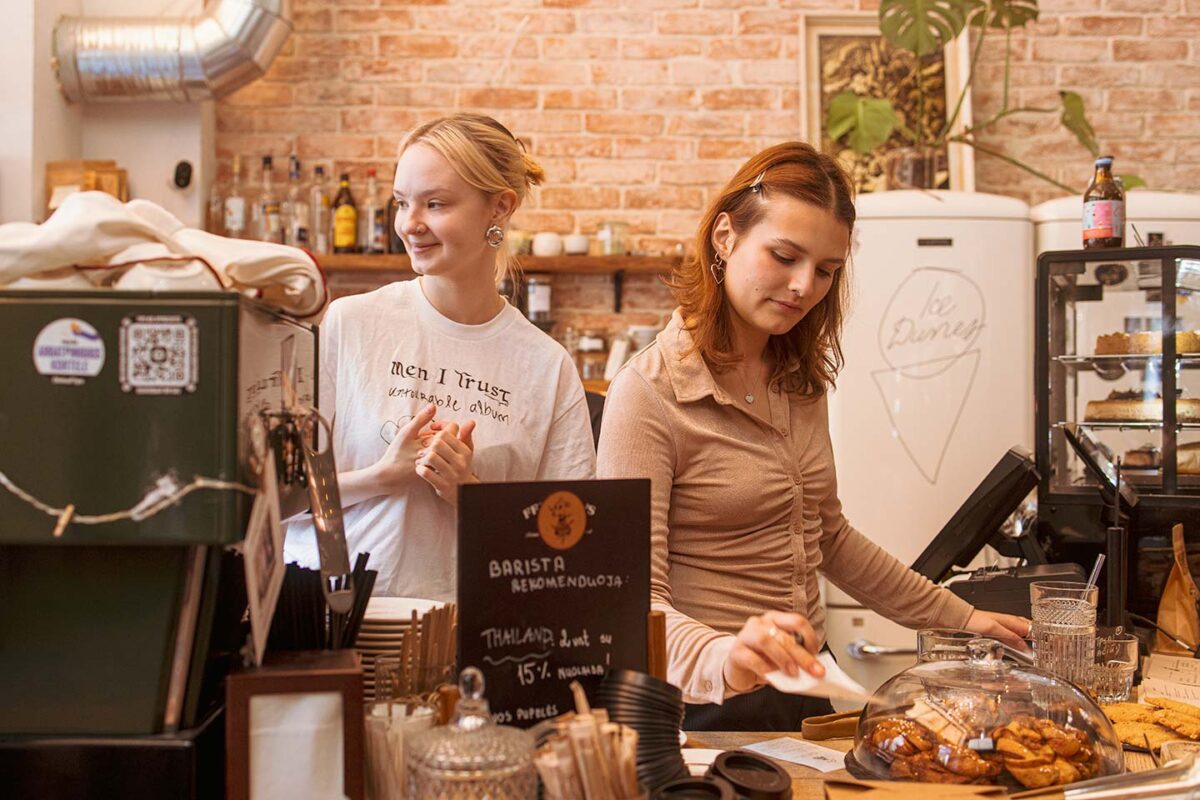 スペシャルティコーヒーを提供するリトアニアのBackstage Roastersで働くスタッフ